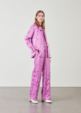 Pyjamas-inspireret skjorte i lilla i mønstret satin. AbigaleMD shirt har en afslappet pasform med resortkrave og lange ærmer. Kan sammensættes med de matchende bukser: AbigaleMD pants, for at fuldende looket.