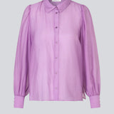 Klassisk skjorte i et let og luftigt materiale. Oskar shirt har en afslappet pasform med voluminøse ballonærmer der afsluttes med en bred manchet. Skjorten er en smule gennemsigtig som skaber et ultra feminint udtryk.