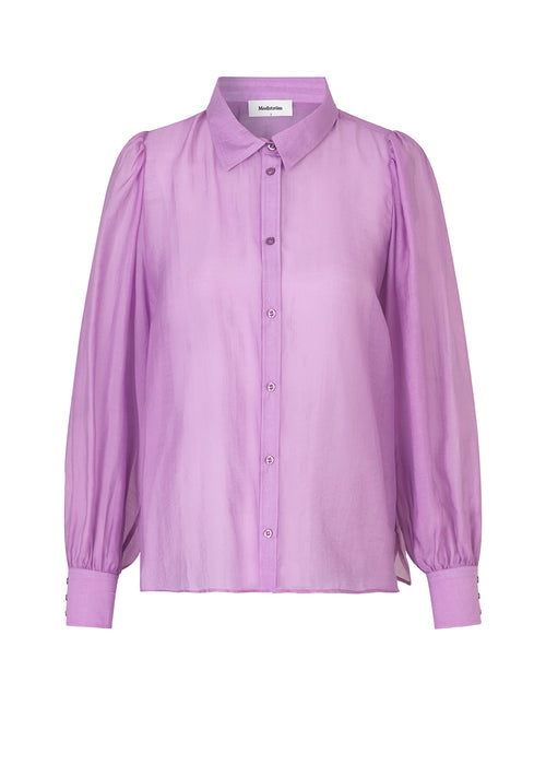 Klassisk skjorte i et let og luftigt materiale. Oskar shirt har en afslappet pasform med voluminøse ballonærmer der afsluttes med en bred manchet. Skjorten er en smule gennemsigtig som skaber et ultra feminint udtryk.