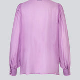 Klassisk skjorte i et let og luftigt materiale. Oskar shirt har en afslappet pasform med voluminøse ballonærmer der afsluttes med en bred manchet. Skjorten er en smule gennemsigtig som skaber et ultra feminint udtryk.