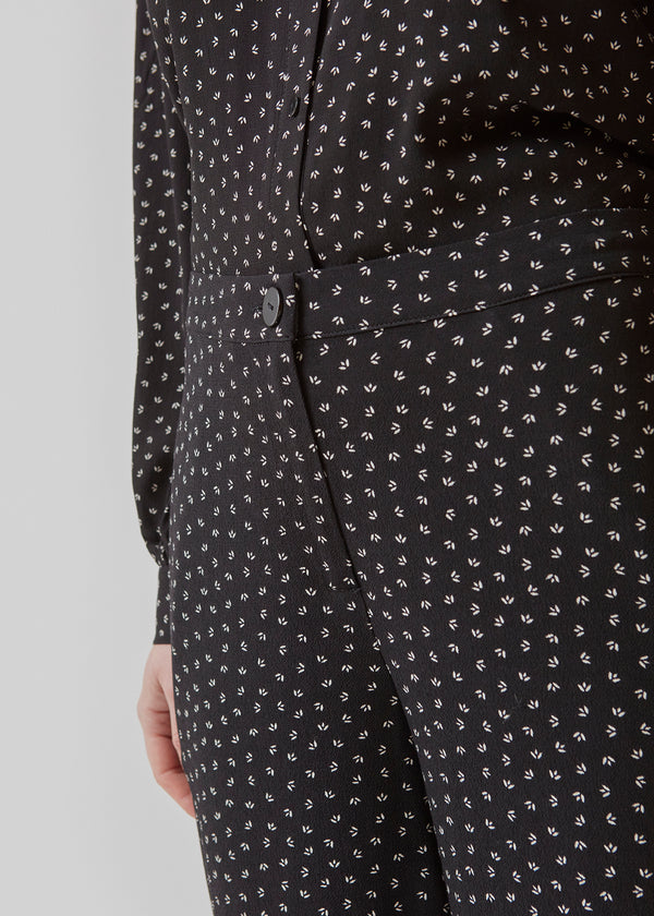 Bukser med lige ben og print i EcoVero viskose. AndersonMD print pants har mellemhøj talje med knap og lynlås og beklædt elastik bagpå. Skrå sidelommer og dekorativ paspoleret baglomme.  Køb matchende skjorte i samme farve: AndersonMD print shirt.
