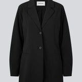 Figursyet blazer i sort med voluminøse ærmer og bløde lommer, samt krave og revers. Uden slids bagpå.