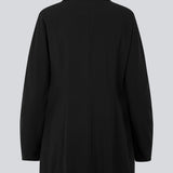 Figursyet blazer i sort med voluminøse ærmer og bløde lommer, samt krave og revers. Uden slids bagpå.