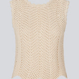 Hæklet top i beige uden ærmer i økologisk bomuld. CaryMD top har detaljerede kanter og en dyb v-udskæring på ryggen. Modellen er 177 cm og har en størrelse S/36 på.