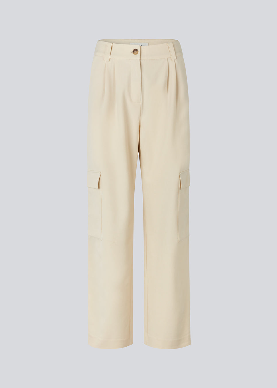 Bukser i beige med brede ben i en afslappet pasform. AnkerMD pocket pants har knaplukning og gylp, dobbeltplisseringer foran og to store lommer på benene. Modellen er 177 cm og har en størrelse S/36 på.  Shop matchende blazer: AnkerMD blazer.