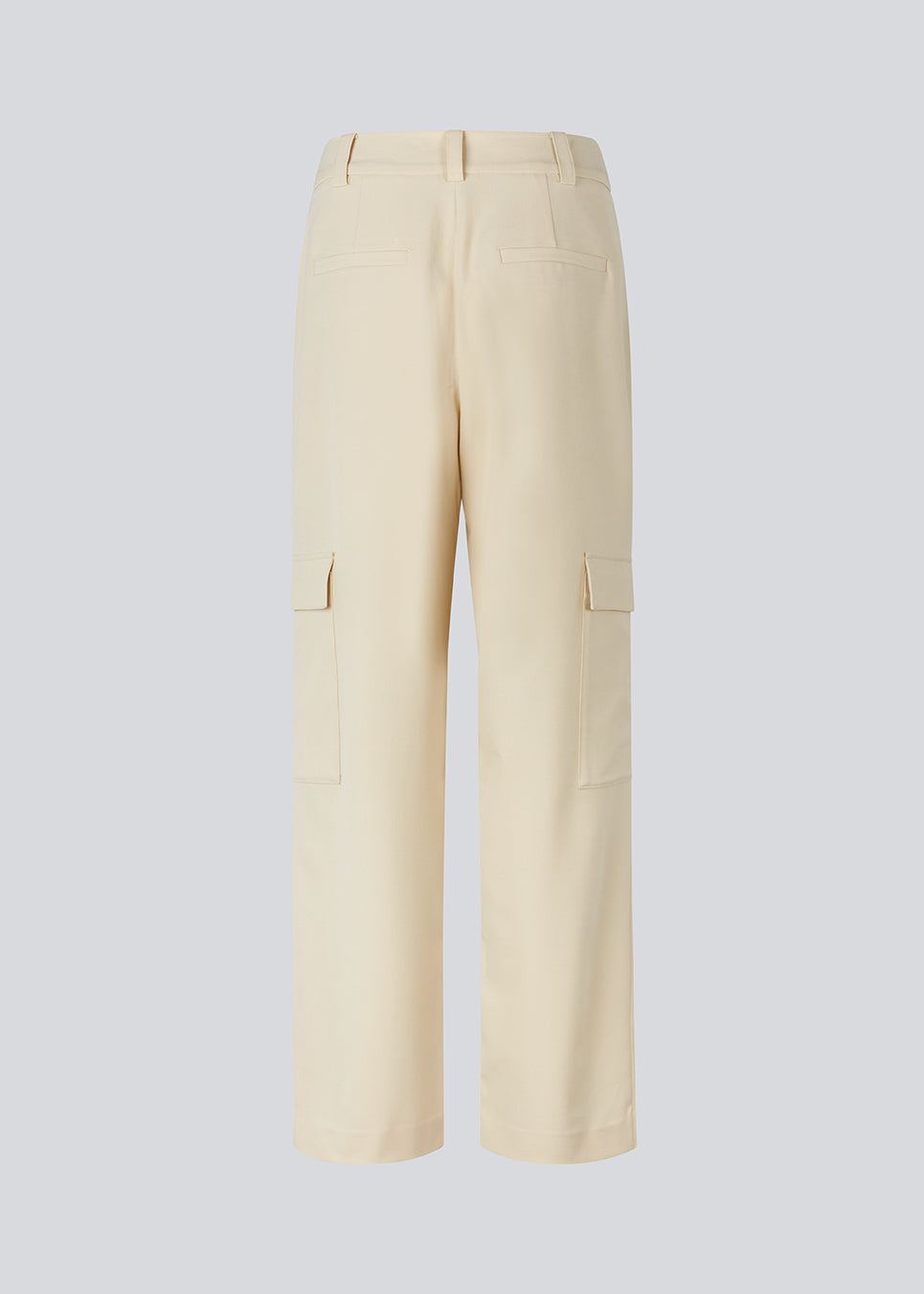 Bukser i beige med brede ben i en afslappet pasform. AnkerMD pocket pants har knaplukning og gylp, dobbeltplisseringer foran og to store lommer på benene. Modellen er 177 cm og har en størrelse S/36 på.  Shop matchende blazer: AnkerMD blazer.