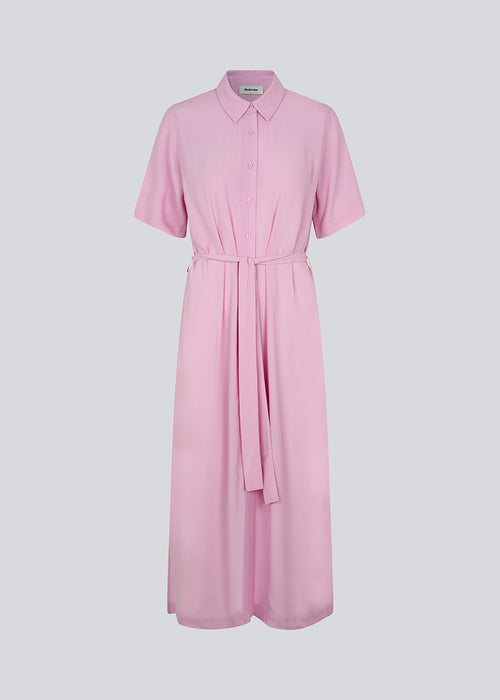 Lang skjortekjole i lyserød med korte, brede ærmer, krave, knaplukning fortil og bindebælte i taljen. CashMD long dress er fremstillet i en EcoVero viskose.