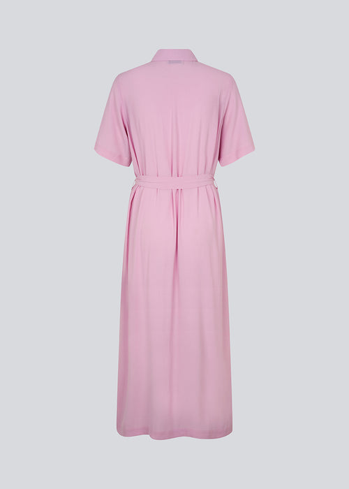 Lang skjortekjole i lyserød med korte, brede ærmer, krave, knaplukning fortil og bindebælte i taljen. CashMD long dress er fremstillet i en EcoVero viskose.