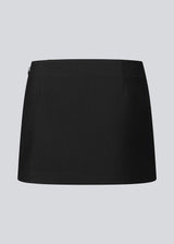 Mini nederdel med mellemlav talje. JosefineMD skirt har et slim fit med wrap-over detalje med lille slids og lynlås i siden. Modellen er 177 cm og har en størrelse S/36 på.