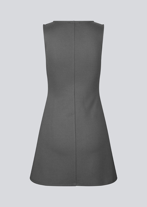 Figursyet mini kjole i A-facon uden ærmer med rund hals. JosefineMD tank flare dress er fremstillet i et strækbart materiale. Modellen er 177 cm og har en størrelse S/36 på.