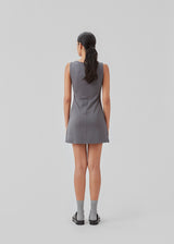 Figursyet mini kjole i A-facon uden ærmer med rund hals. JosefineMD tank flare dress er fremstillet i et strækbart materiale. Modellen er 177 cm og har en størrelse S/36 på.