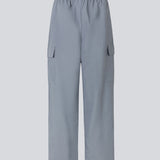 Cargobukser i nylon i farven Dusk med elastisk talje og justerbare kanter med løbesnor. TrentMD pants har påsyede lommer på benene.