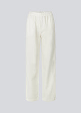 Lange bukser i hvid i et relaxed fit med lange brede ben, og elastik i taljen for ekstra komfort. TulsiMD pants er lavet i en blød blanding af hør og rayon. 