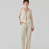 Lange bukser i beige i et relaxed fit med lange brede ben, og elastik i taljen for ekstra komfort. TulsiMD pants er lavet i en blød blanding af hør og rayon.  Modellen er 177 cm og har en størrelse S/36 på.
