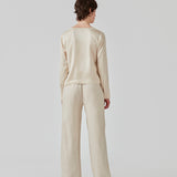 Lange bukser i beige i et relaxed fit med lange brede ben, og elastik i taljen for ekstra komfort. TulsiMD pants er lavet i en blød blanding af hør og rayon.  Modellen er 177 cm og har en størrelse S/36 på.