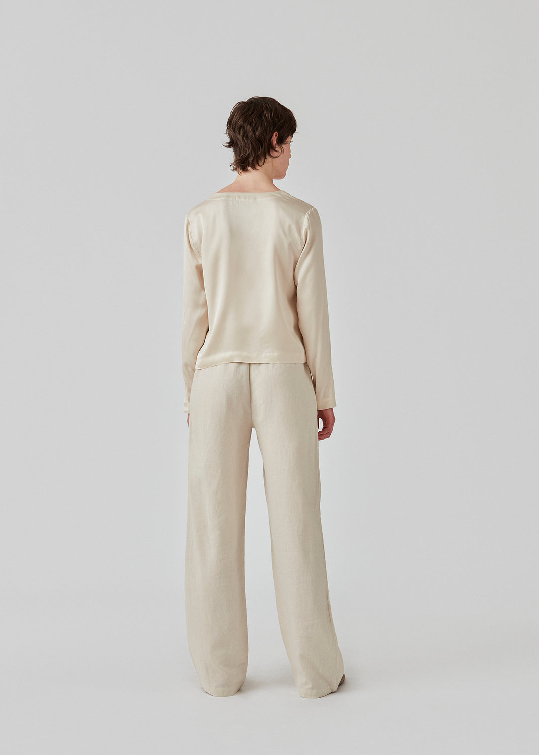 Lange bukser i beige i et relaxed fit med lange brede ben, og elastik i taljen for ekstra komfort. TulsiMD pants er lavet i en blød blanding af hør og rayon.  Modellen er 177 cm og har en størrelse S/36 på.