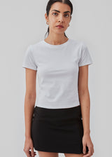 Kropsnær klassisk t-shirt med rund hals, korte ærmer og en smule cropped længde. JosefineMD t-shirt er fremstillet i økologisk bomuld. Modellen er 177 cm og har en størrelse S/36 på.