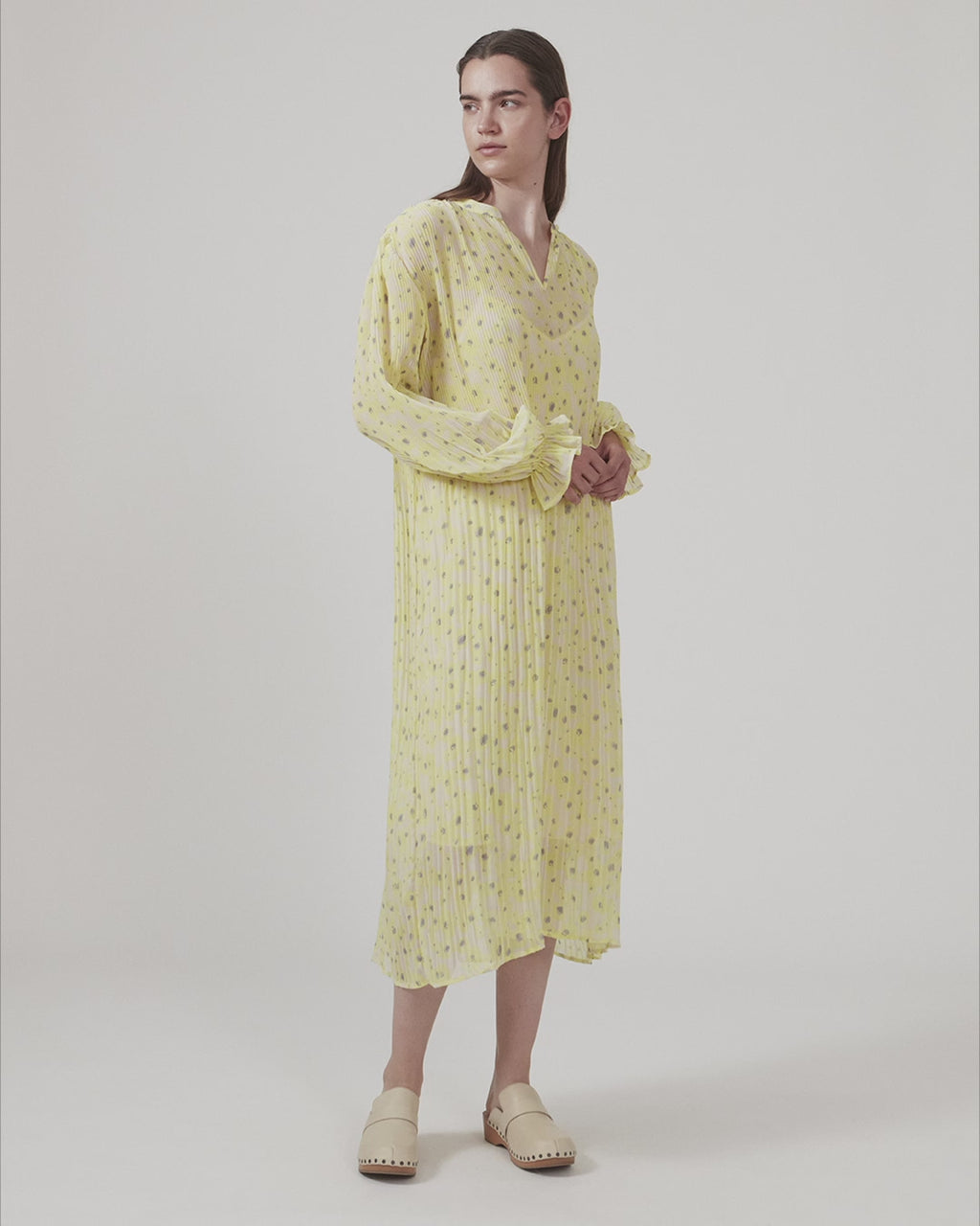 Plisseret kjole i genanvendt polyester. CruzMD print dress har 3/4 lange ærmer med elastik, nøglehulsåbning foran og luftigt skørt.  Modellen er 177 cm og har en størrelse S/36 på.