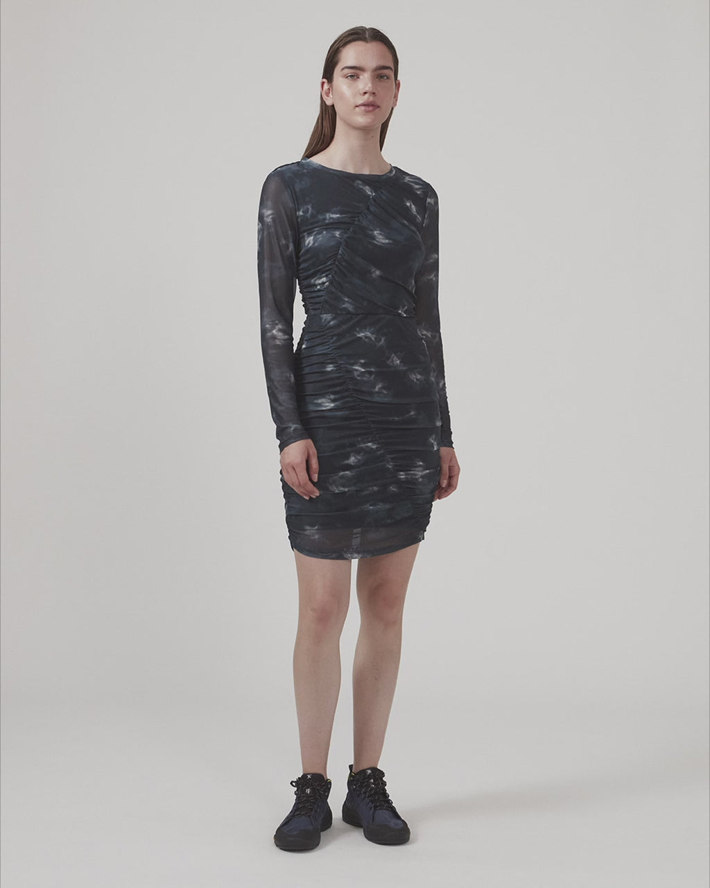 Kort kjole med draperede detaljer og flere lag. CliffordMD print dress har en rund hals og lange ærmer i mesh.  Modellen er 177 cm og har en størrelse S/36 på.
