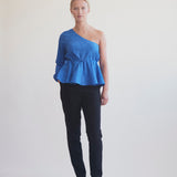 One shoulder top med et langt ærmer med puf og elastisk manchet. TalissaMD top er designet i et struktureret materiale med elastisk peplum-effekt ved taljen.