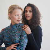 Kort kjole i farven: Malibu Poetry Flower, med lange ærmer og lav krave. TilloMD print dress har en tætsiddende facon med rynket, elastisk effekt langs midterstykket både foran og bagpå.