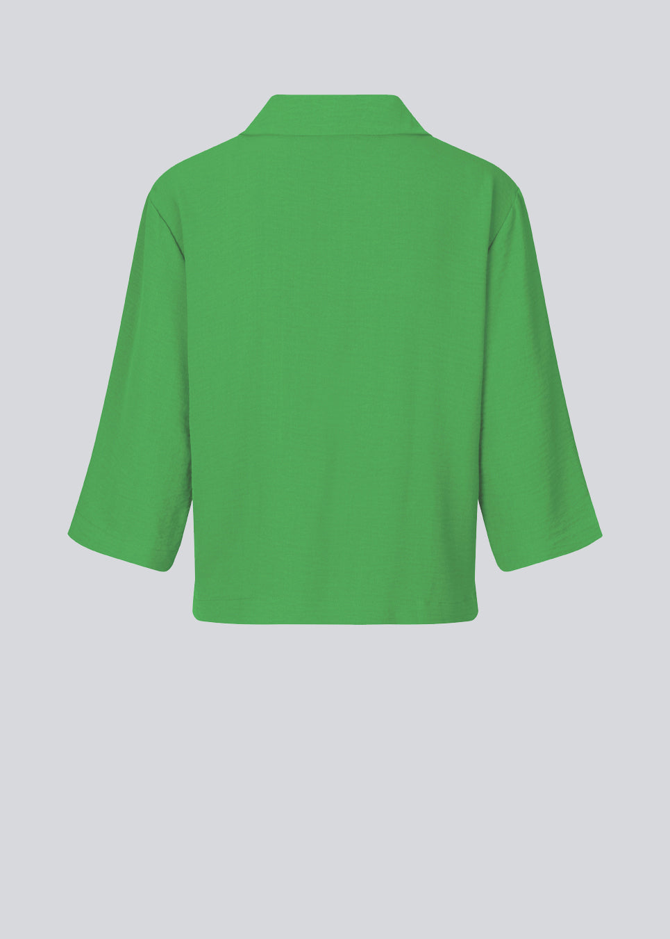 Skjorte i afslappet pasform med 3/4 lange ærmer. AaliyahMD shirt har resortkrave, lav skuldersøm og knaplukning fortil.