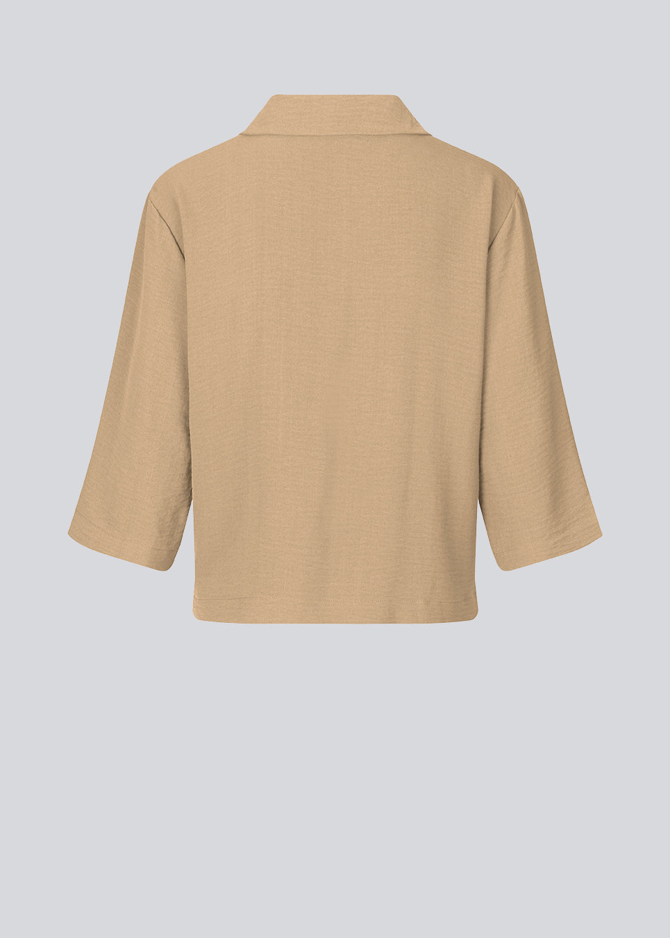 Skjorte i beige i afslappet pasform med 3/4 lange ærmer. AaliyahMD shirt har resortkrave, lav skuldersøm og knaplukning fortil.  Modellen er 177 cm og har en størrelse S/36 på.