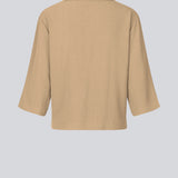 Skjorte i beige i afslappet pasform med 3/4 lange ærmer. AaliyahMD shirt har resortkrave, lav skuldersøm og knaplukning fortil.  Modellen er 177 cm og har en størrelse S/36 på.