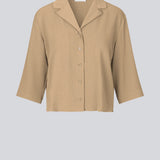 Skjorte i beige i afslappet pasform med 3/4 lange ærmer. AaliyahMD shirt har resortkrave, lav skuldersøm og knaplukning fortil.  Modellen er 177 cm og har en størrelse S/36 på.