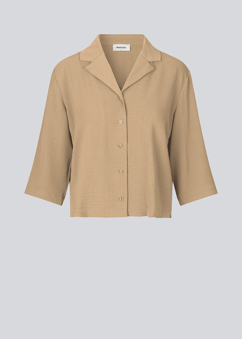 Skjorte i beige i afslappet pasform med 3/4 lange ærmer. AaliyahMD shirt har resortkrave, lav skuldersøm og knaplukning fortil.  Modellen er 177 cm og har en størrelse S/36 på.