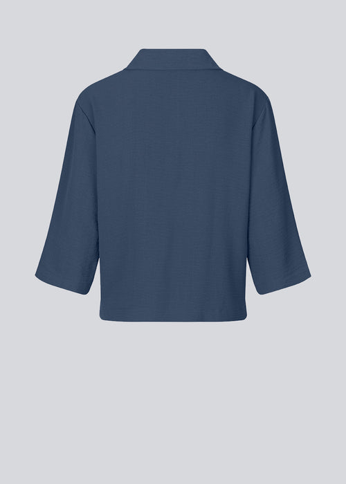 Skjorte i mørkeblå i afslappet pasform med 3/4 lange ærmer. AaliyahMD shirt har resortkrave, lav skuldersøm og knaplukning fortil.