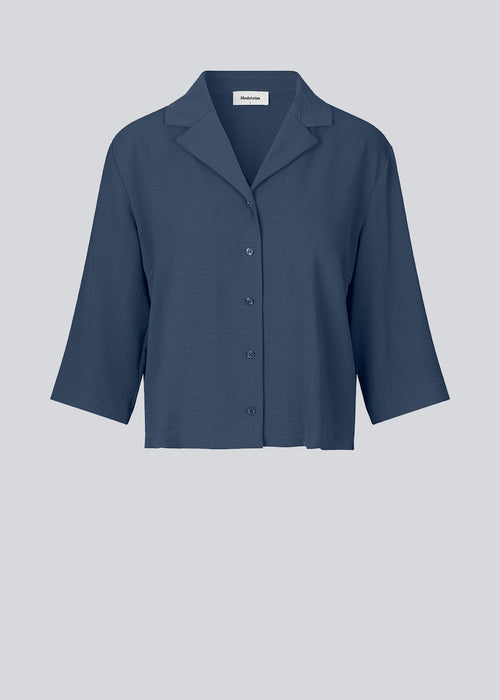 Skjorte i mørkeblå i afslappet pasform med 3/4 lange ærmer. AaliyahMD shirt har resortkrave, lav skuldersøm og knaplukning fortil.
