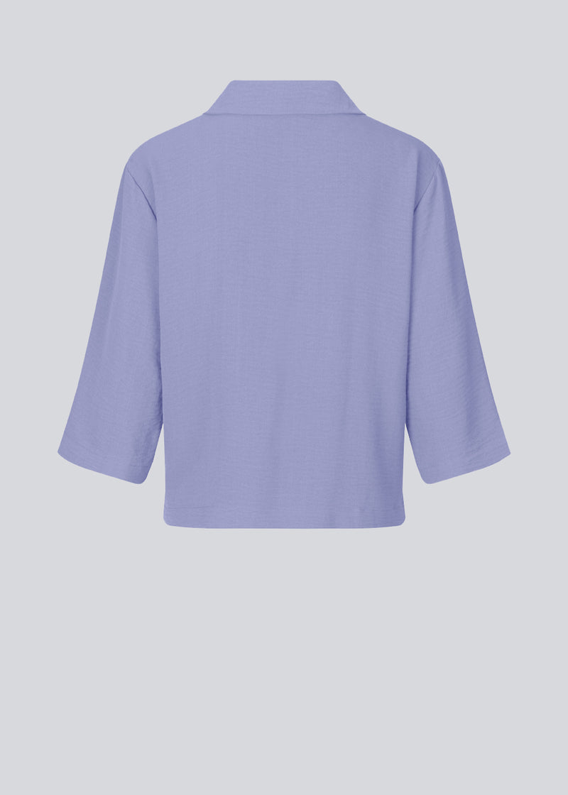 Skjorte i lilla i afslappet pasform med 3/4 lange ærmer. AaliyahMD shirt har resortkrave, lav skuldersøm og knaplukning fortil.  Modellen er 177 cm og har en størrelse S/36 på.