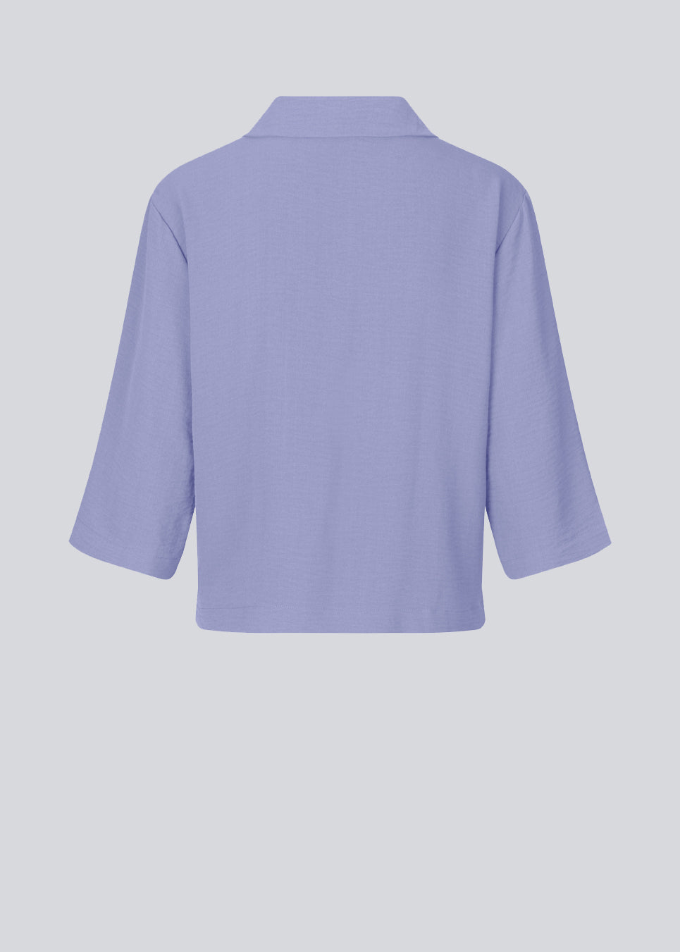 Skjorte i lilla i afslappet pasform med 3/4 lange ærmer. AaliyahMD shirt har resortkrave, lav skuldersøm og knaplukning fortil.  Modellen er 177 cm og har en størrelse S/36 på.