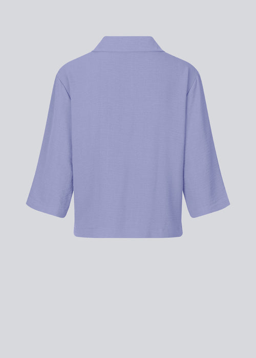 Skjorte i lilla i afslappet pasform med 3/4 lange ærmer. AaliyahMD shirt har resortkrave, lav skuldersøm og knaplukning fortil.  Modellen er 177 cm og har en størrelse S/36 på.