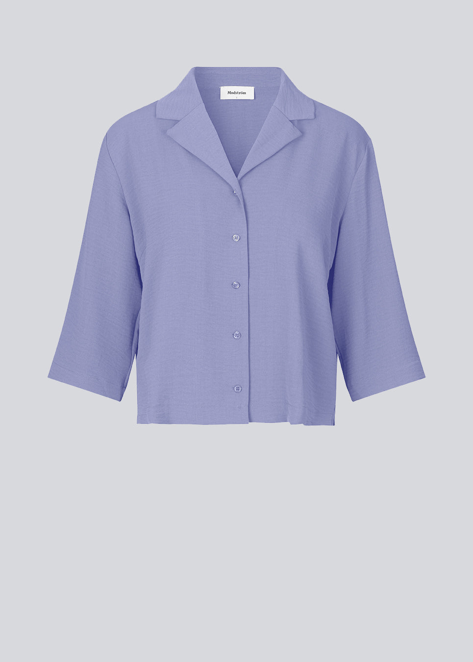 Skjorte i lilla i afslappet pasform med 3/4 lange ærmer. AaliyahMD shirt har resortkrave, lav skuldersøm og knaplukning fortil.  Modellen er 177 cm og har en størrelse S/36 på.
