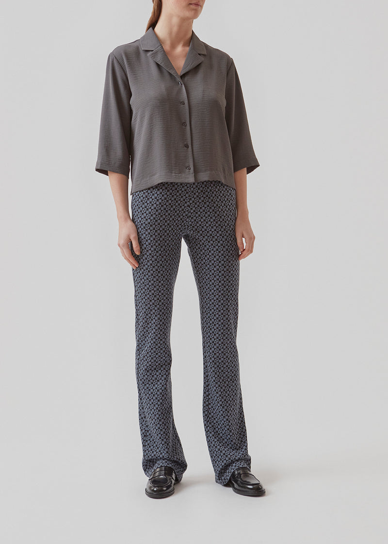Skjorte i grå i afslappet pasform med 3/4 lange ærmer. AaliyahMD shirt har resortkrave, lav skuldersøm og knaplukning fortil.  Materiale: 100% Polyester