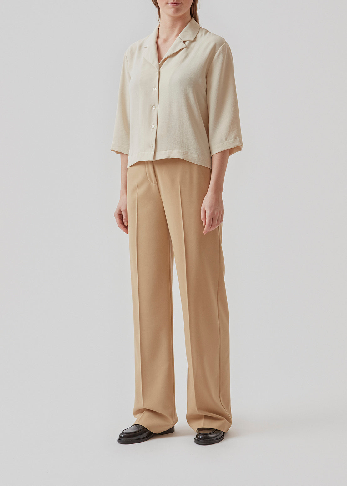 Skjorte i beige i afslappet pasform med 3/4 lange ærmer. AaliyahMD shirt har resortkrave, lav skuldersøm og knaplukning fortil.  Materiale: 100% Polyester