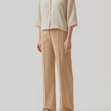 Skjorte i beige i afslappet pasform med 3/4 lange ærmer. AaliyahMD shirt har resortkrave, lav skuldersøm og knaplukning fortil.  Materiale: 100% Polyester