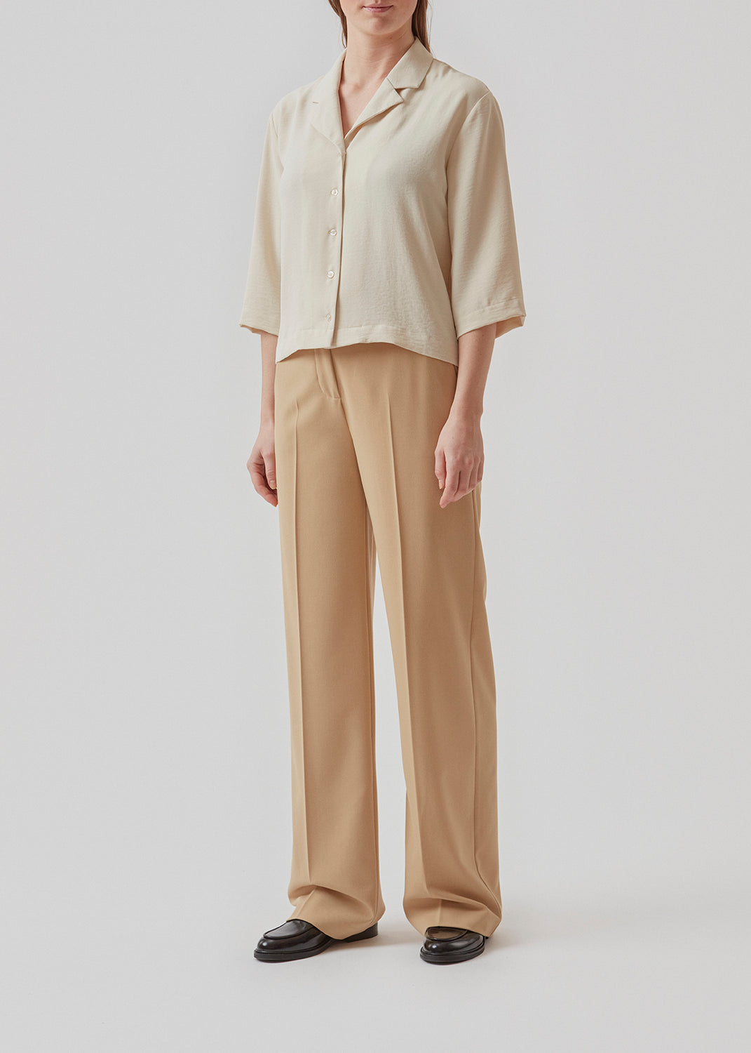 Skjorte i beige i afslappet pasform med 3/4 lange ærmer. AaliyahMD shirt har resortkrave, lav skuldersøm og knaplukning fortil.  Materiale: 100% Polyester