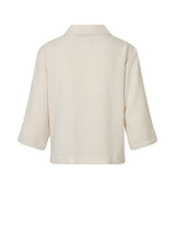 Skjorte i beige i afslappet pasform med 3/4 lange ærmer. AaliyahMD shirt har resortkrave, lav skuldersøm og knaplukning fortil.  Materiale: 100% Polyester