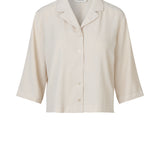 Skjorte i beige i afslappet pasform med 3/4 lange ærmer. AaliyahMD shirt har resortkrave, lav skuldersøm og knaplukning fortil.  Materiale: 100% Polyester