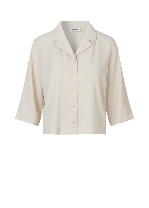 Skjorte i beige i afslappet pasform med 3/4 lange ærmer. AaliyahMD shirt har resortkrave, lav skuldersøm og knaplukning fortil.  Materiale: 100% Polyester
