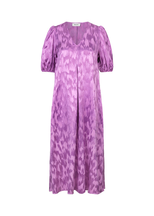 Mellemlang kjole med korte pufærmer med elastik. AbigaleMD dress har et skinnende mønster, v-udskæring i halsen og wienerlæg foran.