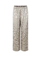 Lige, vide bukser i grå med pyjamas-inspireret udtryk i mønstret satin. AbigaleMD pants har høj talje med beklædt elastik. Diskrete lommer i sidesømmen.