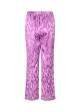 Lige, vide bukser i lilla med pyjamas-inspireret udtryk i mønstret satin. AbigaleMD pants har høj talje med beklædt elastik. Diskrete lommer i sidesømmen.  Køb matchende skjorte: AbigaleMD pants, i samme farve for at fuldende looket.