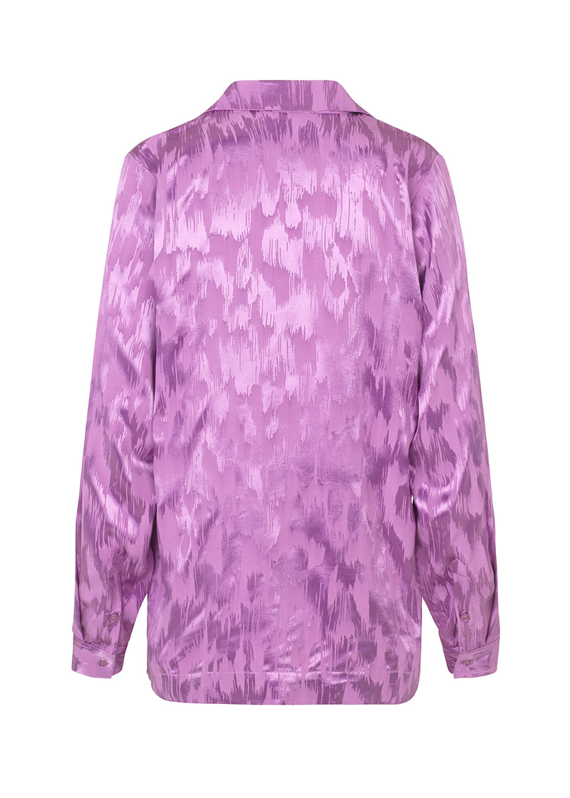 Pyjamas-inspireret skjorte i lilla i mønstret satin. AbigaleMD shirt har en afslappet pasform med resortkrave og lange ærmer. Kan sammensættes med de matchende bukser: AbigaleMD pants, for at fuldende looket.