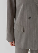 Dobbeltradet blazer med krave og revers. AbrahamMD blazer har to knapper foran, dekorativ paspoleret brystlommer, to forlommer, samt slidser ved ærmegab og bagpå.  Match blazeren med bukser i samme farve: AbrahamMD pants.