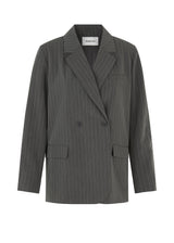 Dobbeltradet blazer med krave og revers. AbrahamMD blazer har to knapper foran, dekorativ paspoleret brystlommer, to forlommer, samt slidser ved ærmegab og bagpå.  Match blazeren med bukser i samme farve: AbrahamMD pants.