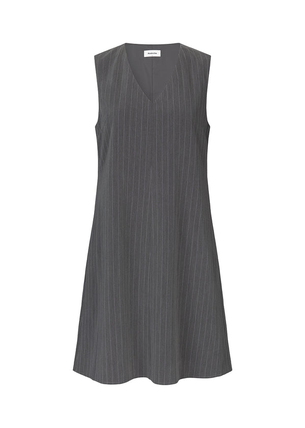 Kort kjole med nålestriber uden ærmer og med dyb v-udskæring foran. AbrahamMD dress har en A-formet silhuet med en længde til knæene.